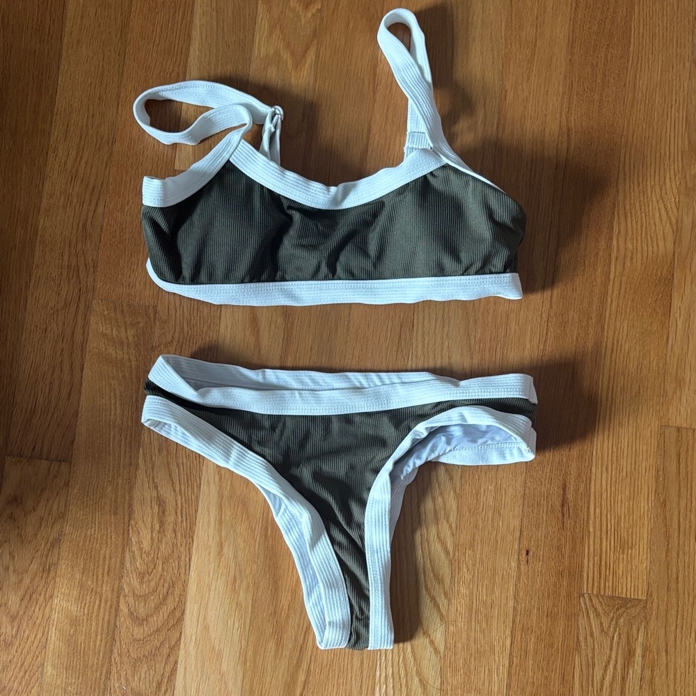 (Never Worn) Women’s M Green and White Bikini Set